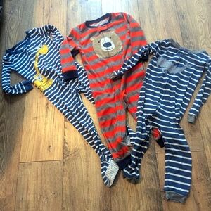 3:pairs of 3T Carter's pajamas